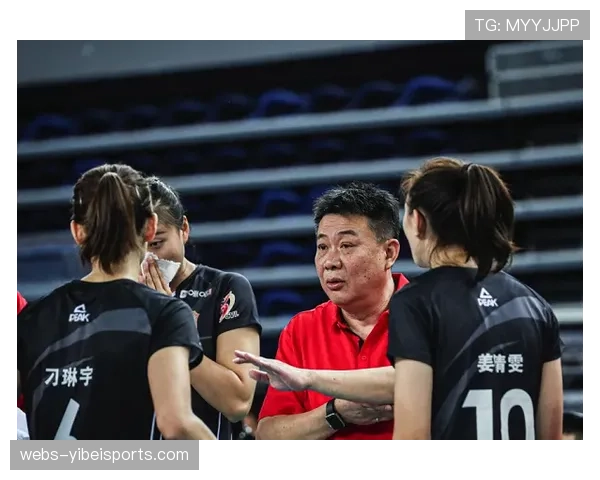 新乡女排主教练靳军巧用轮换策略，联赛积分攀升至第五。