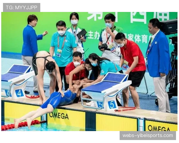 加时赛球员体力透支仍坚持防守,展现体育精神 加时赛球员体力透支仍坚持防守,展现体育精神