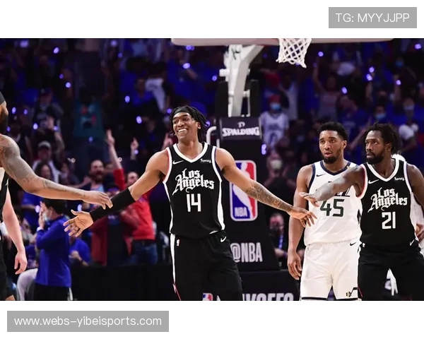 萨巴利与洛伊德末节对飙三分，比分交替上升