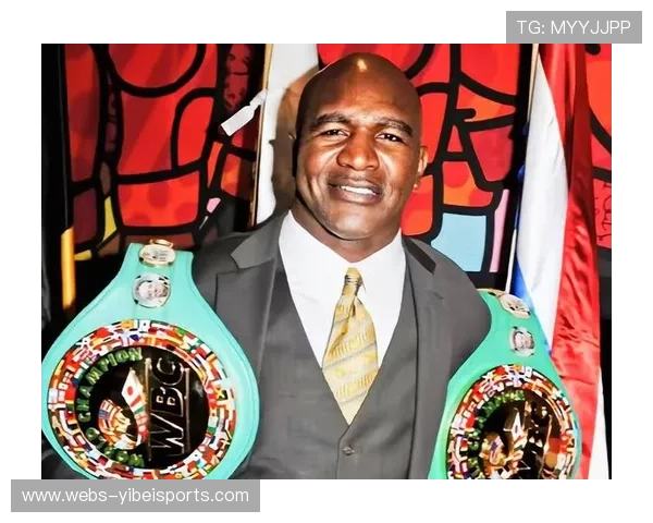 老将拉拉展现巅峰状态,42岁年龄卫冕创拳击历史